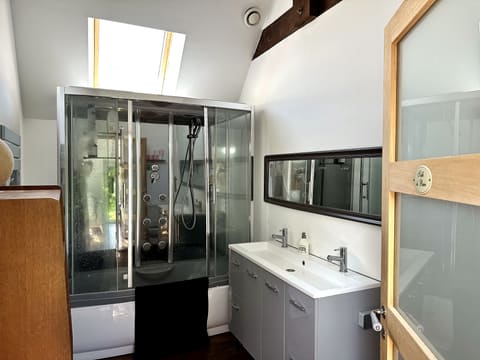 Salle de bain de l'étage – Gîte Piscine Montargis